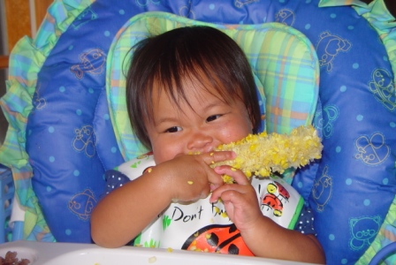 Kasen eating corn